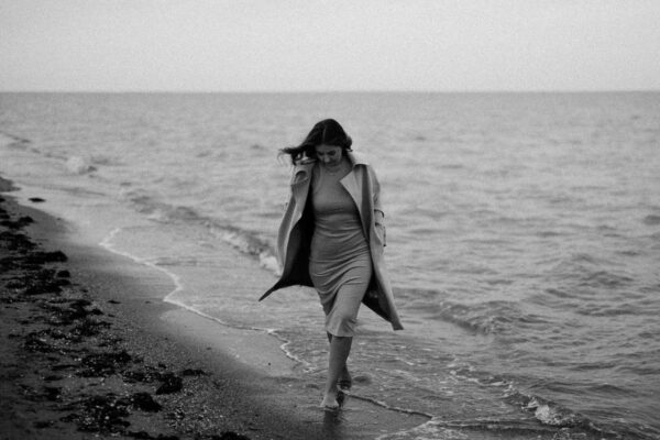 Porträt- und Lifestylefotos von Melissa am Strand von Schillig